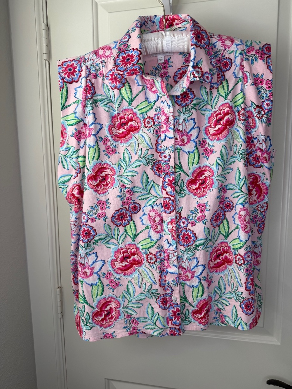 Crown & Ivy Petite Medium Pink Floral Sleeveless‎ Button Down Blouse